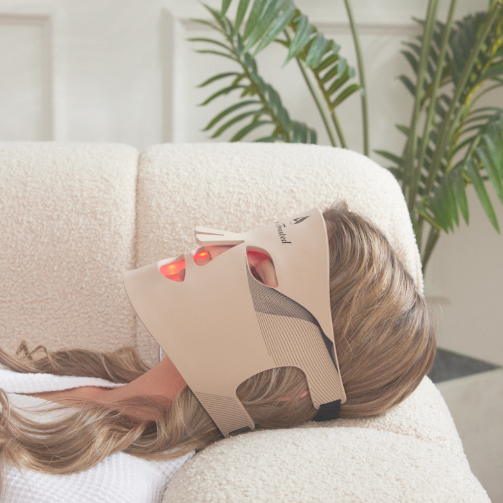 LED light therapy mask penetrating skin tissue – clinically proven wavelengths reaching up to 4cm depth